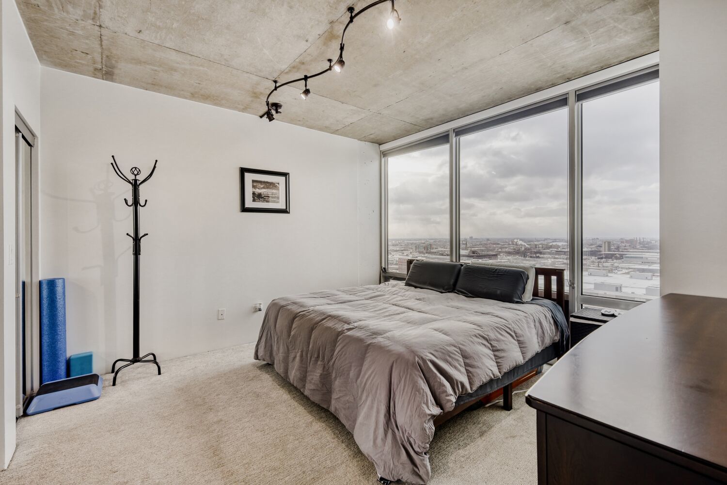 611 South Wells Street, Unit 2304 Chicago, IL 60607 - Photo 8 of 20 a bedroom with a large bed and a large window