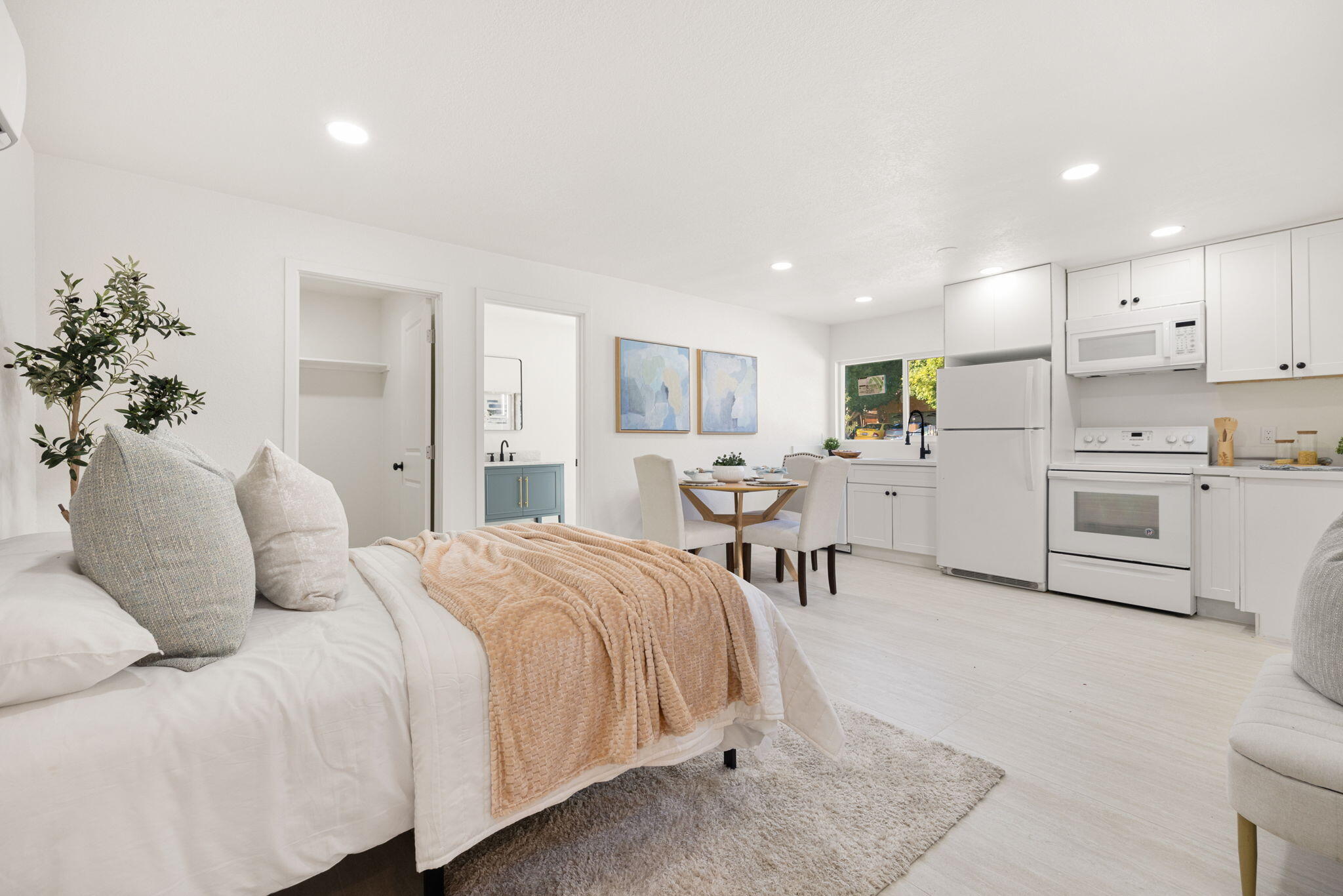 53770 Avenida Obregon La Quinta, CA 92253 - Photo 22 of 36 a bedroom with a bed and a potted plant