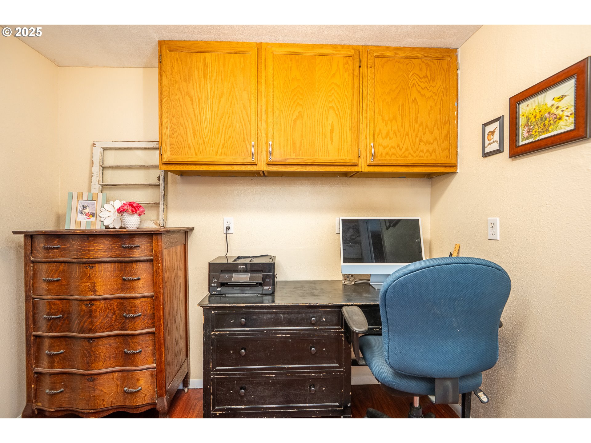 90948 Sunderman Road Springfield, OR 97478 - Photo 11 of 44 a room with furniture and a chair