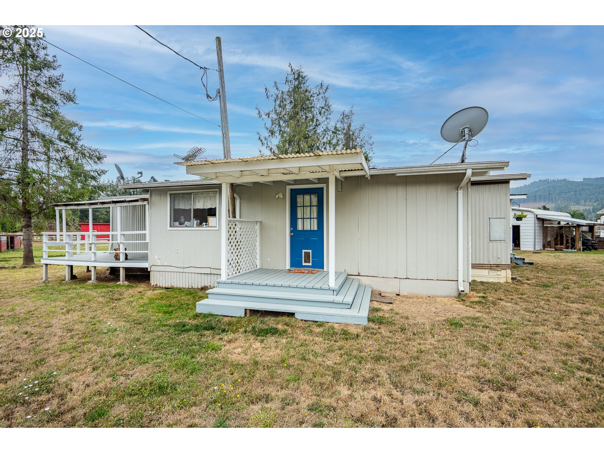 90948 Sunderman Road Springfield, OR 97478 - Photo 23 of 44 a backyard of a house with table and chairs