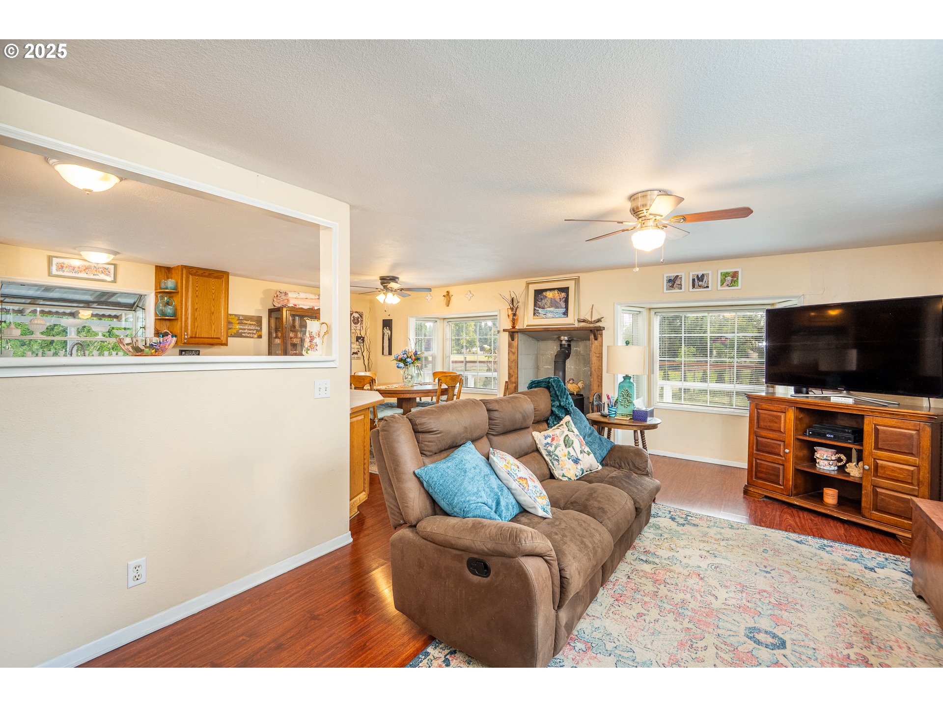 90948 Sunderman Road Springfield, OR 97478 - Photo 5 of 44 a living room with furniture and a flat screen tv