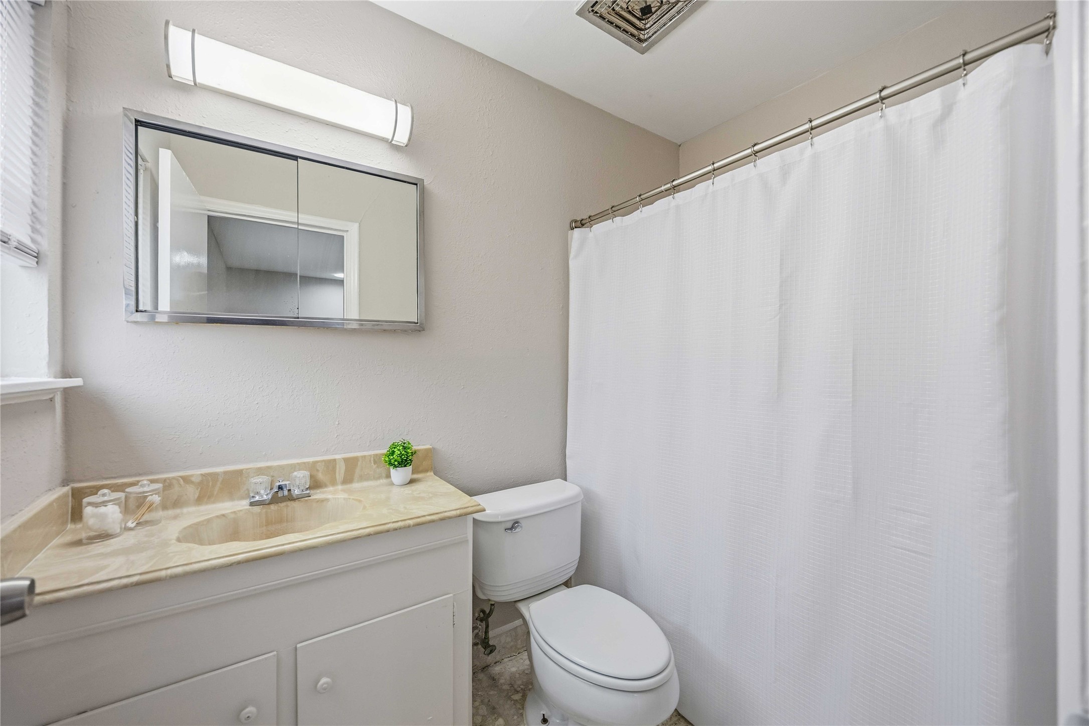 11607 Chimney Rock Road, Unit C Houston, TX 77035 - Photo 15 of 23 Bathroom 1