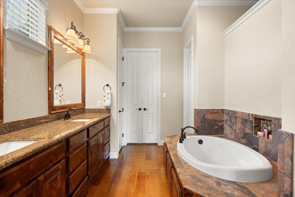 104 Rattling Antler Court Azle, TX 76020 - Photo 12 of 38 Soaking tub.
