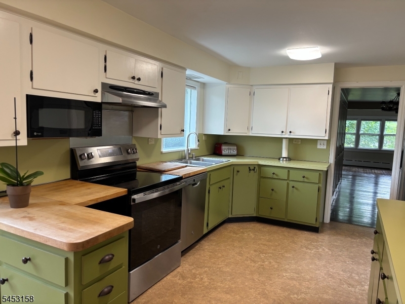 22 Cooks Cross Road Pittstown, NJ 08867 - Photo 4 of 25 Gallery Image 4