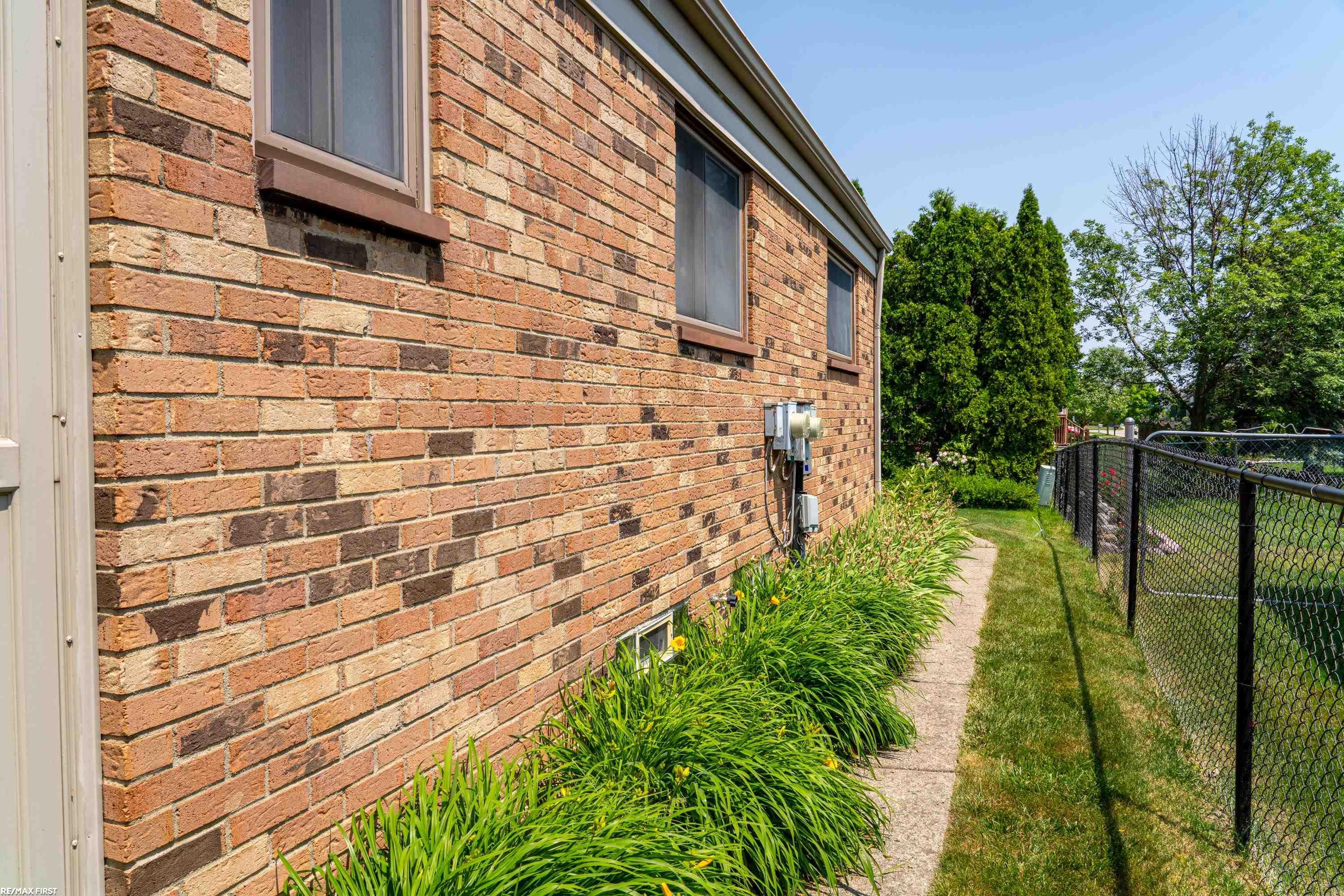 47798 Chrys Road Macomb, MI 48044 - Photo 11 of 41 50178056-e2b67982-5182-4e86-8f0d-0fd43d1c64ca.JPG