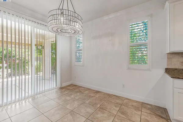 a view of empty room with window