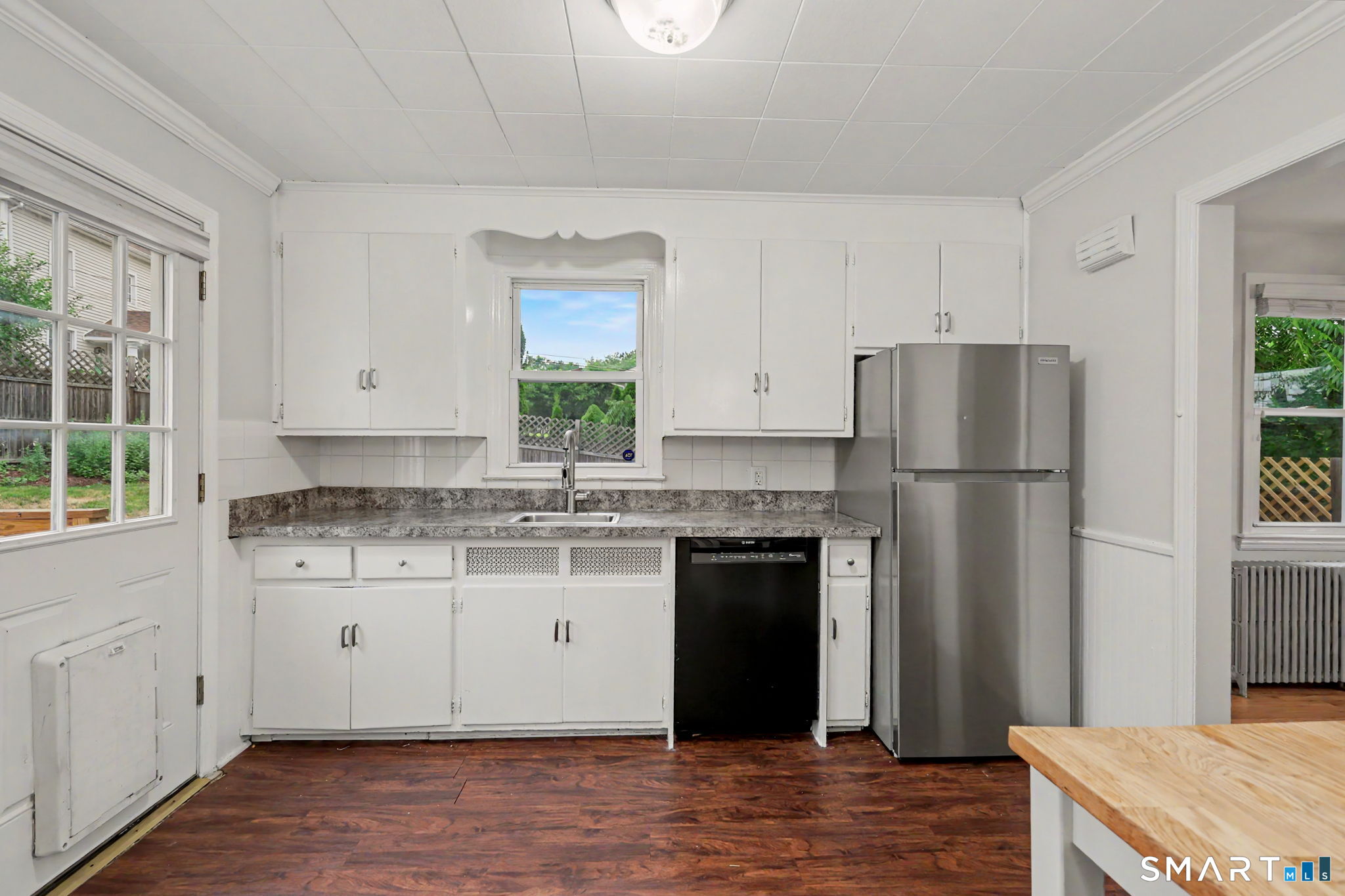 77 Round Hill Road Fairfield, CT 06824 - Photo 4 of 40