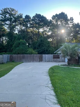 a view of a backyard