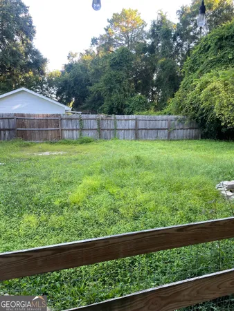 a view of a back yard