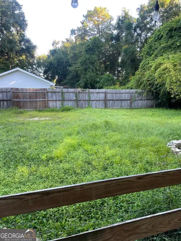 a view of a back yard