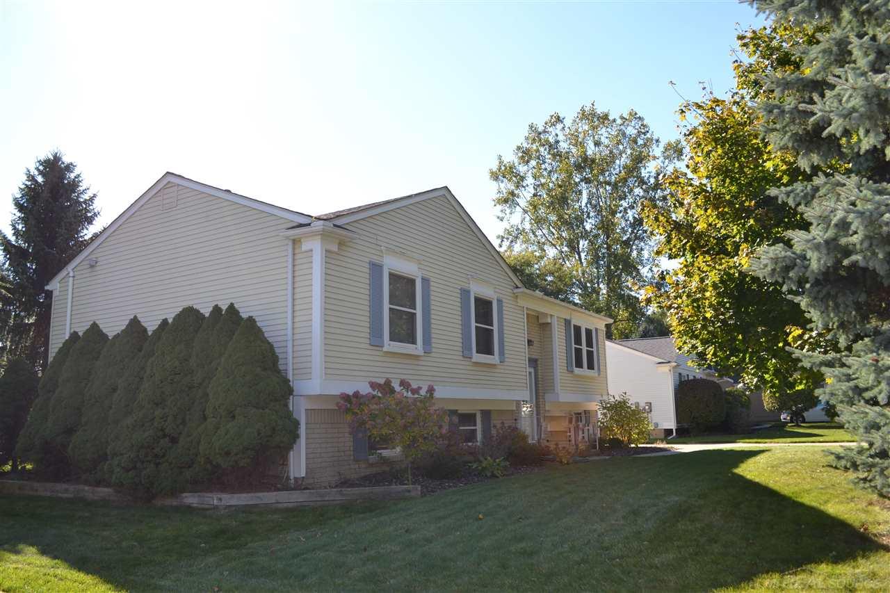 692 Bolinger Street Rochester Hills, MI 48307 - Photo 2 of 29