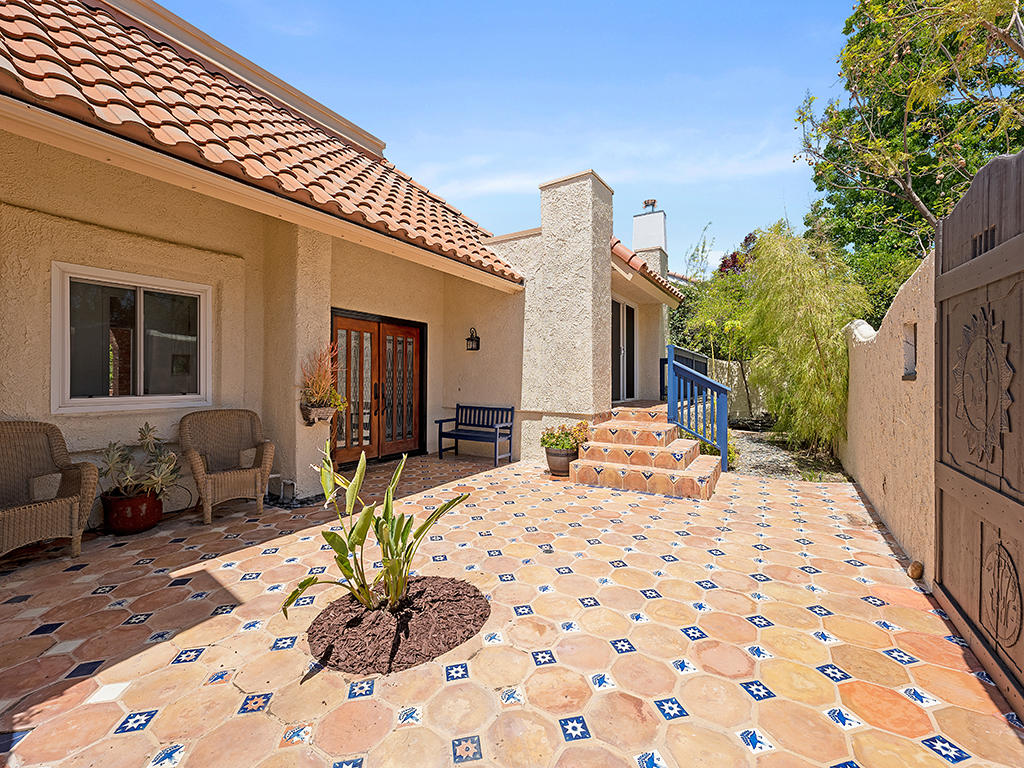 84 Flintlock Lane Bell Canyon, CA 91307 - Photo 2 of 59 7 Front Courtyard