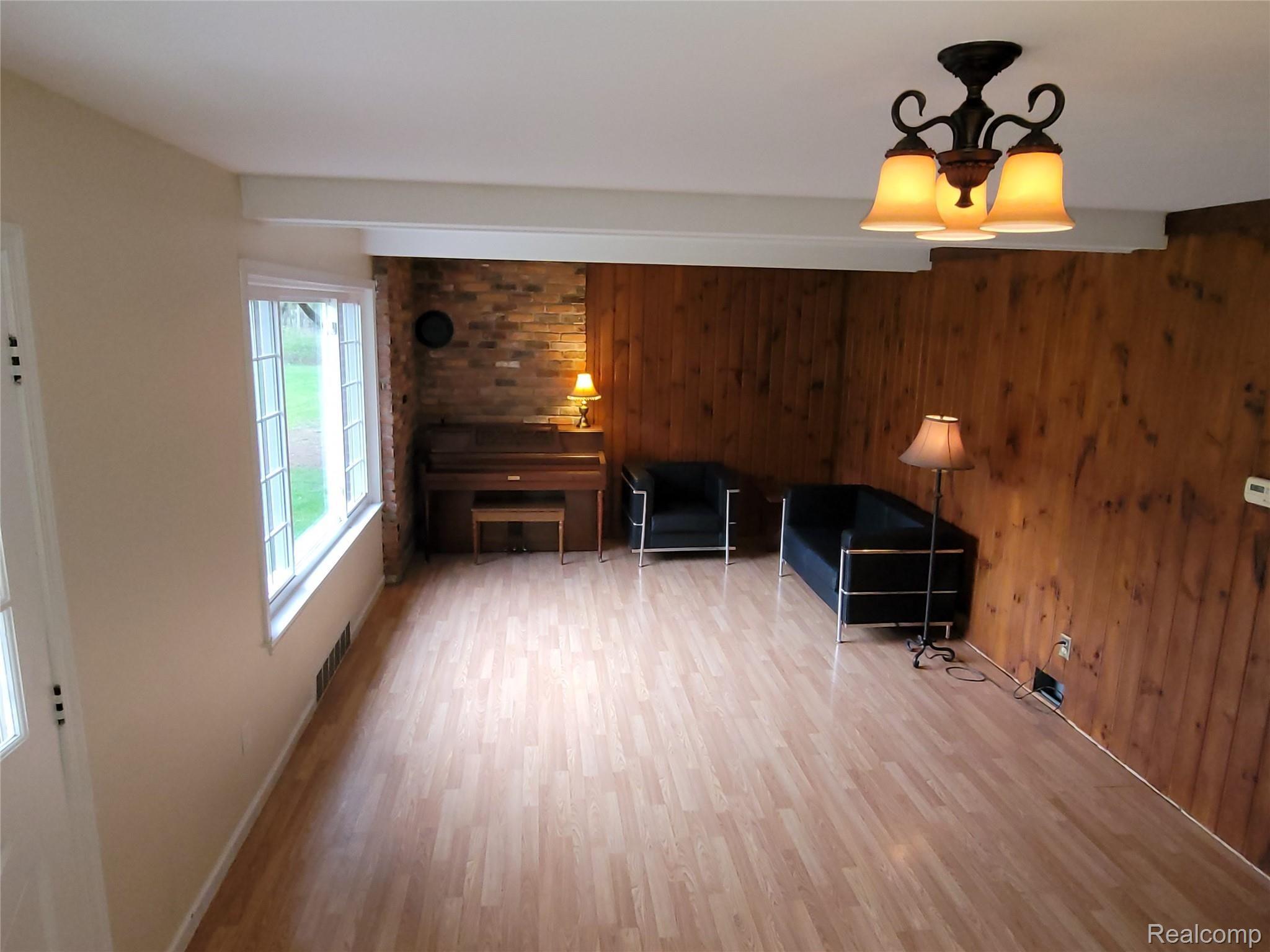 636 Argentine Road Howell, MI 48843 - Photo 16 of 38 20220508_191527.jpg