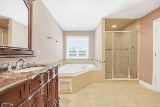 $1,088,000 | 4 Bellows Lane, Montville, NJ 07082