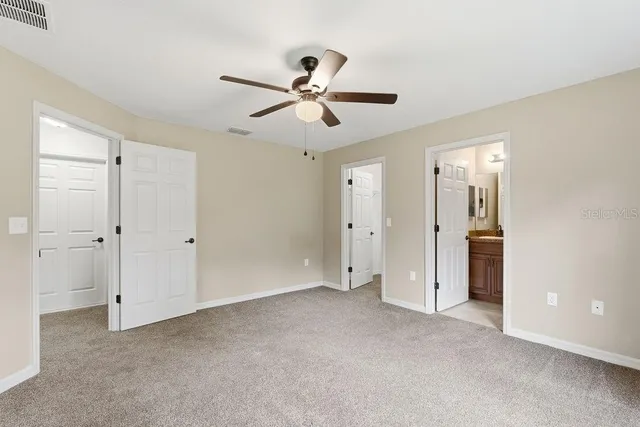 a view of empty room with a ceiling fan