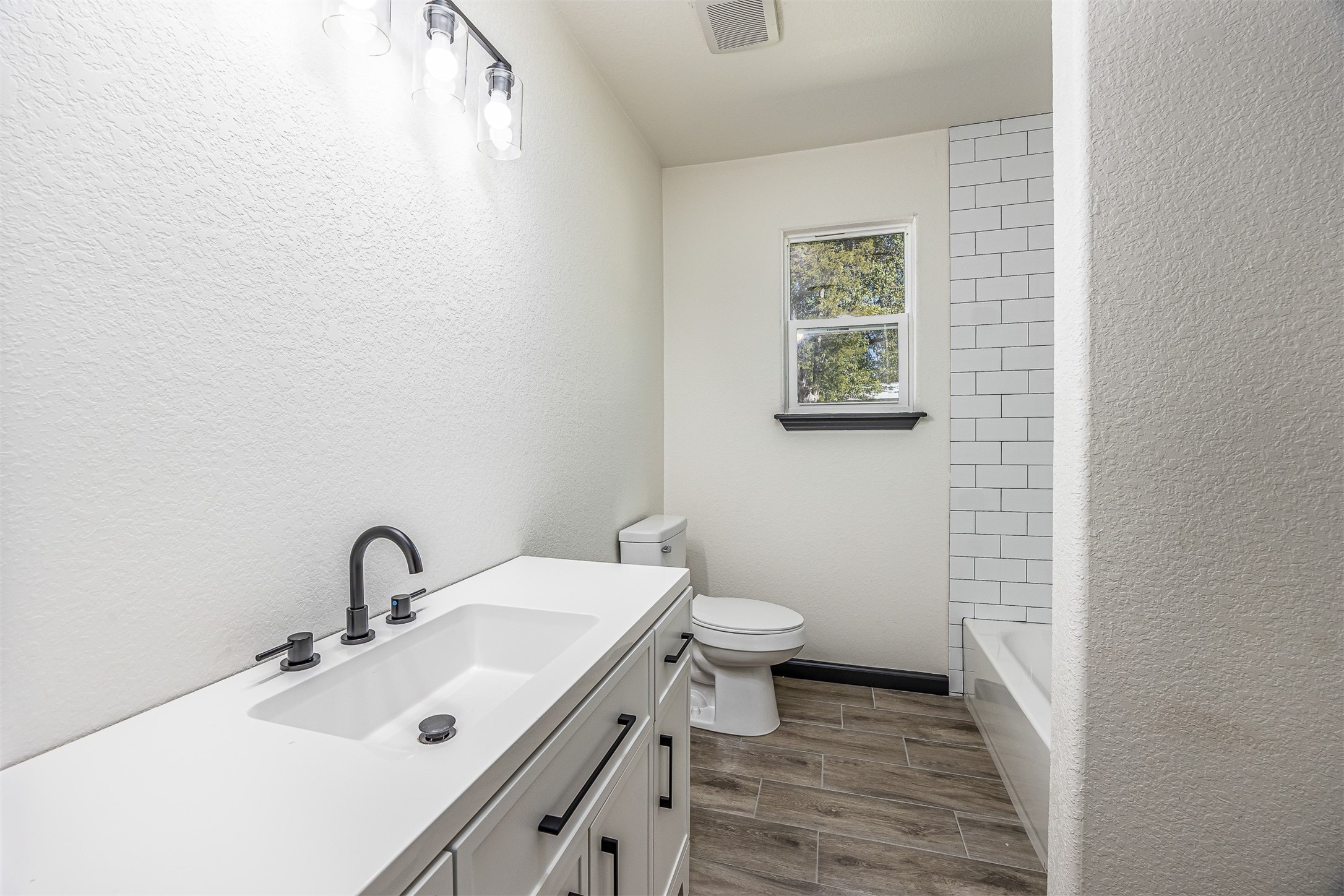 1108 18th Street Nederland, TX 77627 - Photo 27 of 30 guest bath