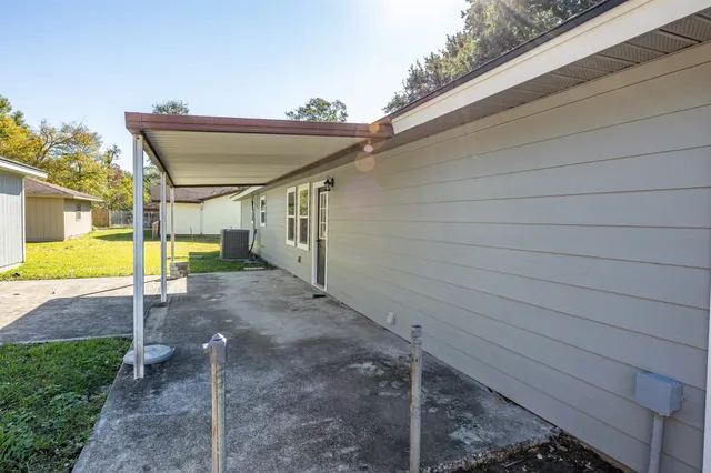 a view of a backyard