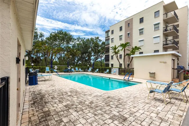 $262,500 | 6070 80th Street North, Unit 215, St. Petersburg, FL 33709