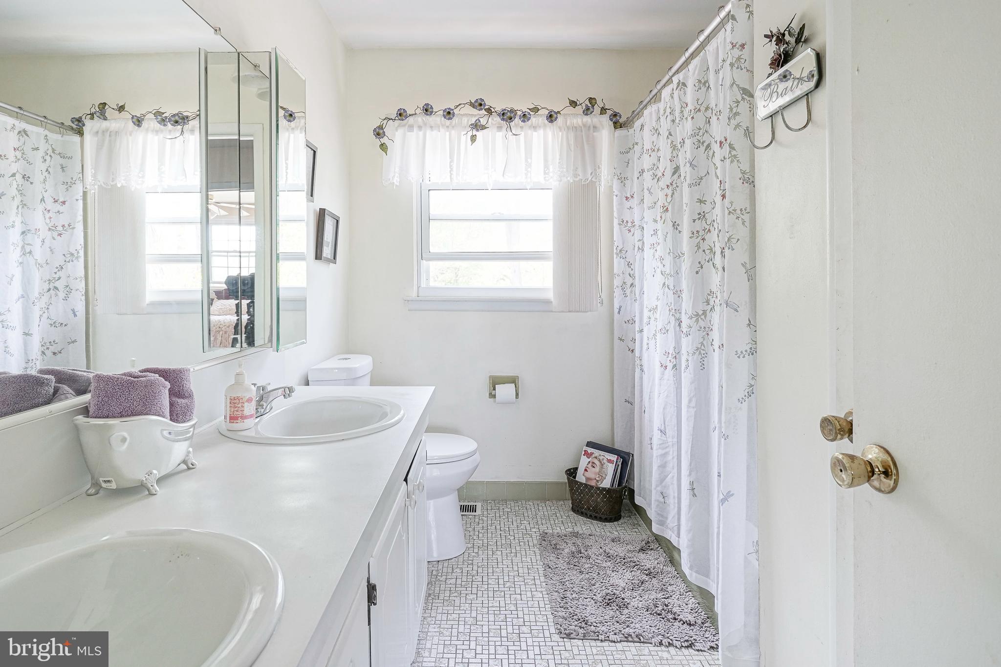 118 Golfview Drive Sewell, NJ 08080 - Photo 30 of 39 a bathroom with a sink toilet and shower