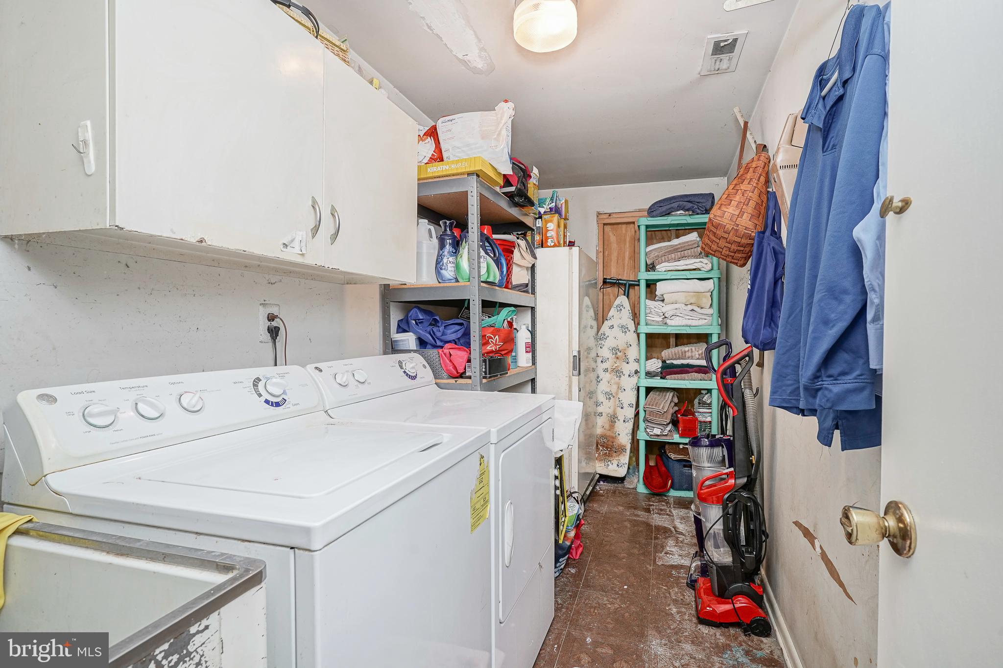 118 Golfview Drive Sewell, NJ 08080 - Photo 32 of 39 a utility room with dryer and washer