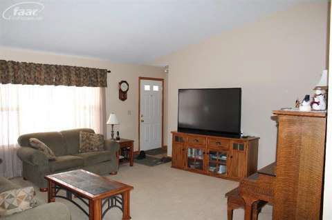 4225 North Center Road Flint, MI 48506 - Photo 5 of 11 20392159-4.JPG