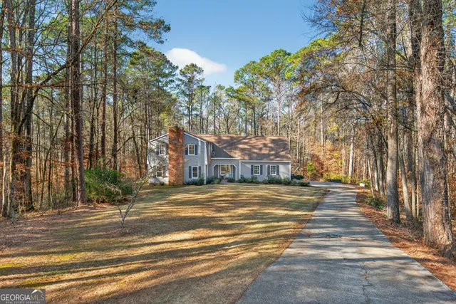 a view of a yard in front of a building