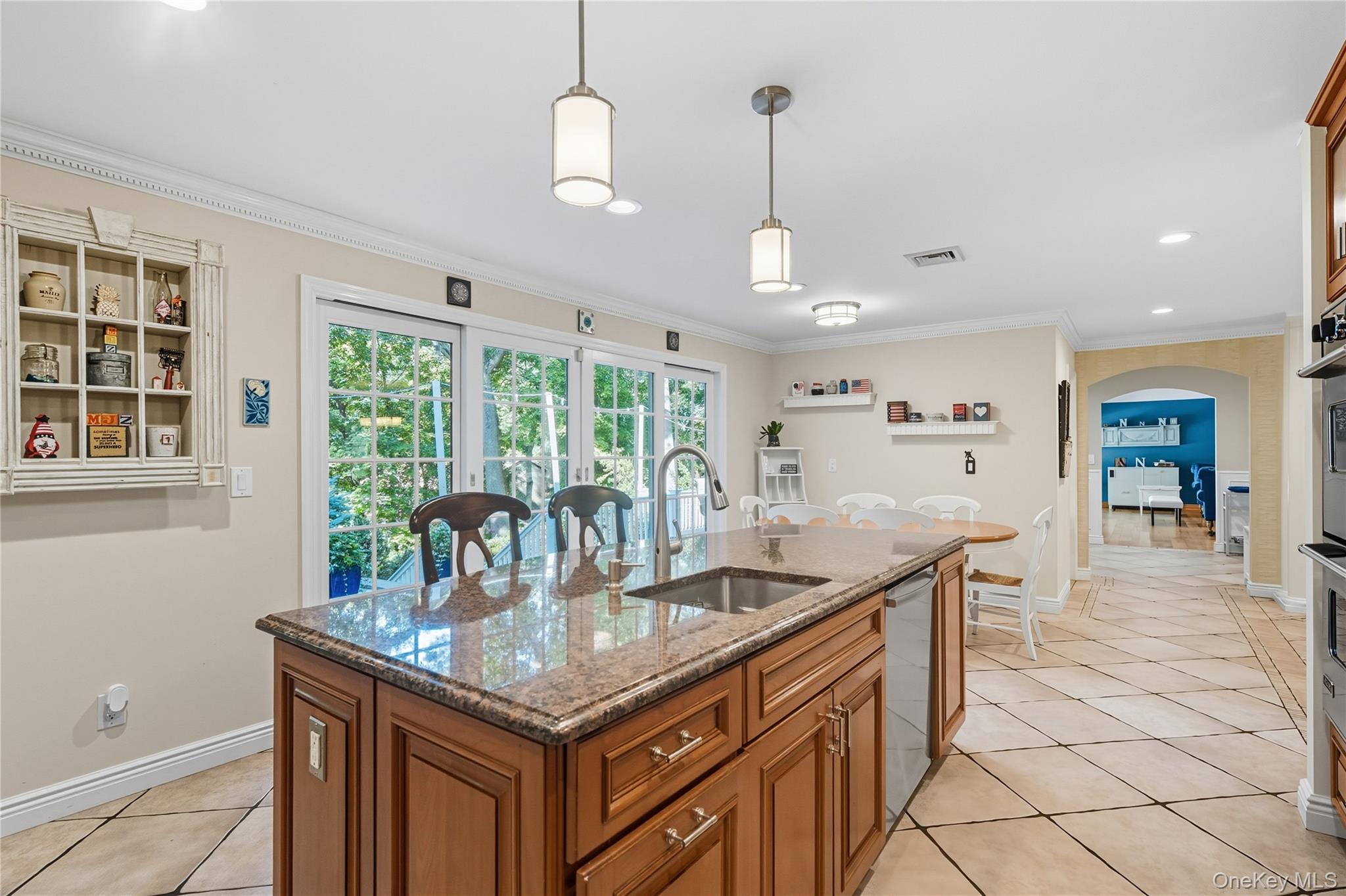 16 Pine Road Syosset, NY 11791 - Photo 15 of 48 Large center island