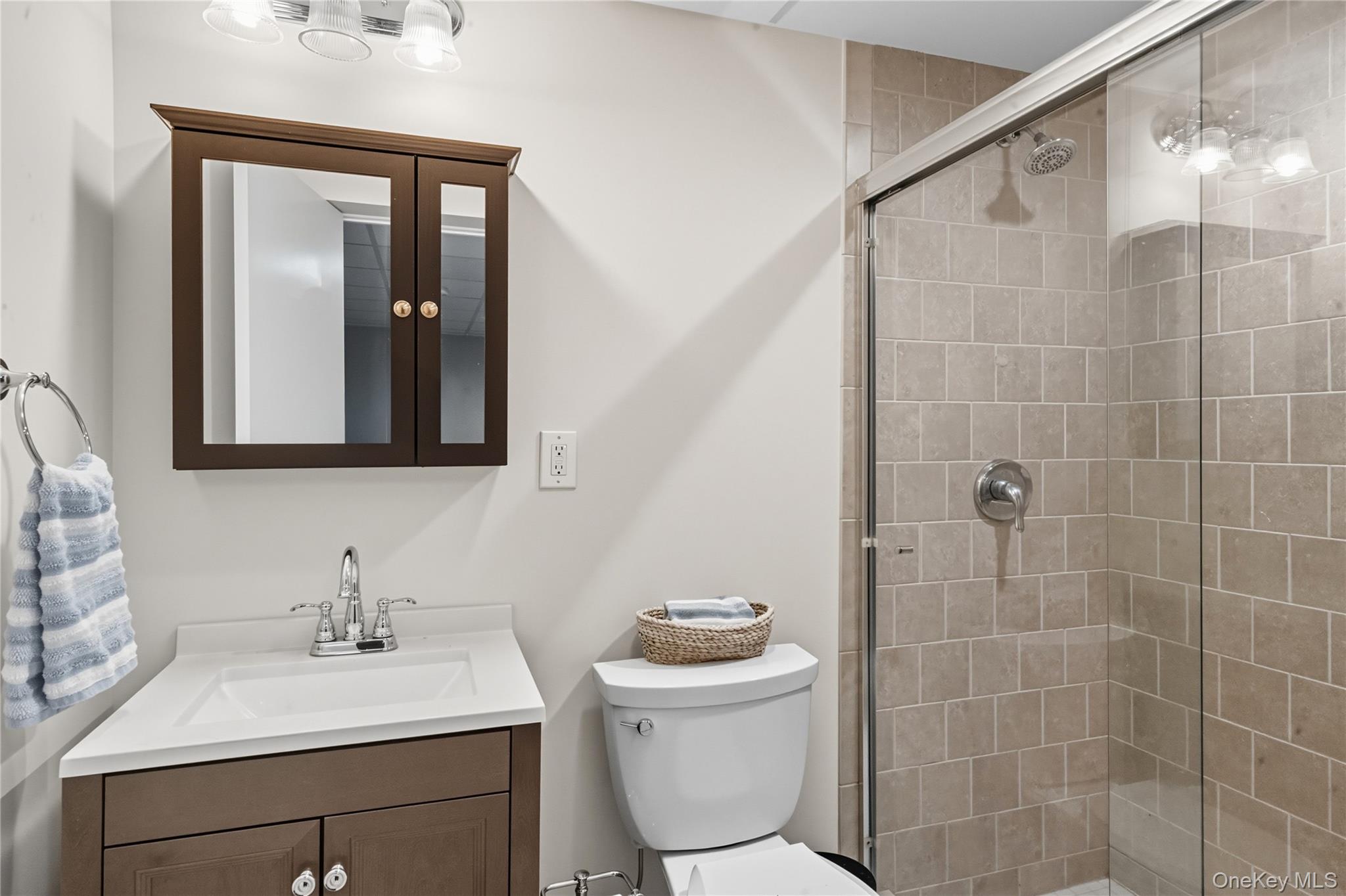 16 Pine Road Syosset, NY 11791 - Photo 21 of 48 Main level bathroom