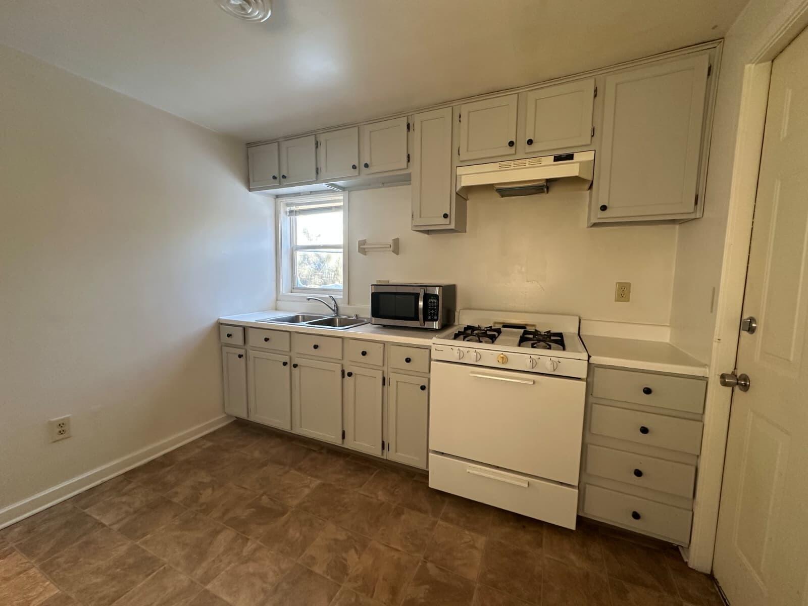 1746 Chatham Street Racine, WI 53402 - Photo 15 of 38 3