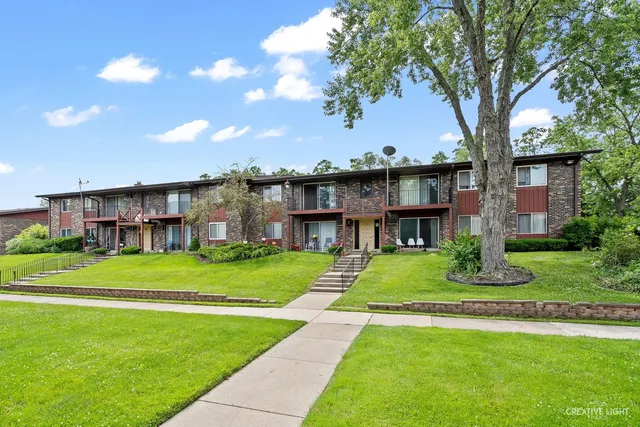 $139,900 | 247 North Neltnor Boulevard, Unit H1C, West Chicago, IL 60185