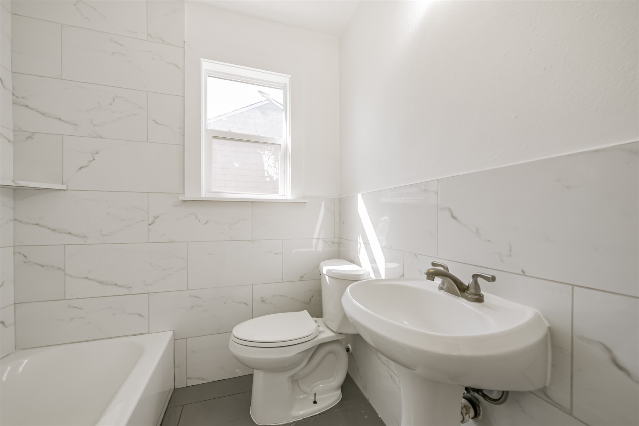 7546 Greendowns Street Houston, TX 77087 - Photo 22 of 33 a bathroom with a sink a toilet and a bathtub