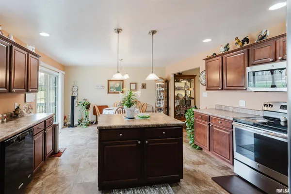 $325,000 | 1630 South Division Street, Carterville, IL 62918