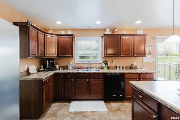$325,000 | 1630 South Division Street, Carterville, IL 62918