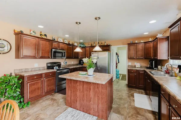 $325,000 | 1630 South Division Street, Carterville, IL 62918