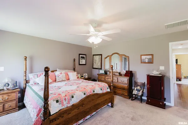 $325,000 | 1630 South Division Street, Carterville, IL 62918