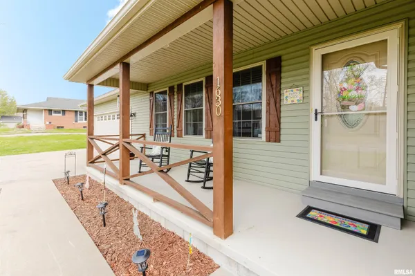 $325,000 | 1630 South Division Street, Carterville, IL 62918