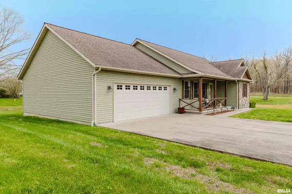 $325,000 | 1630 South Division Street, Carterville, IL 62918
