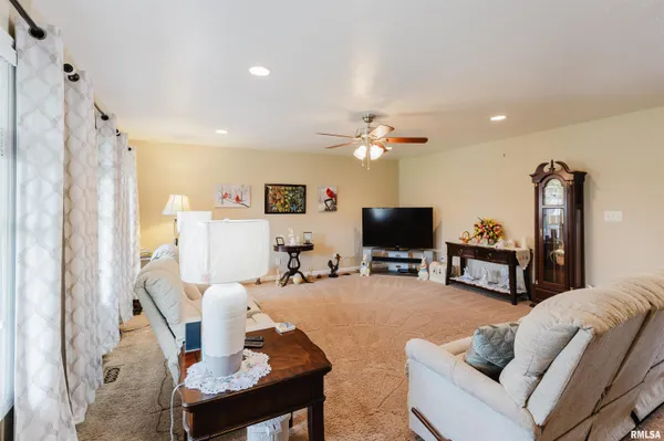 $325,000 | 1630 South Division Street, Carterville, IL 62918