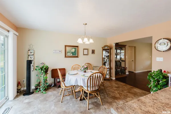 $325,000 | 1630 South Division Street, Carterville, IL 62918