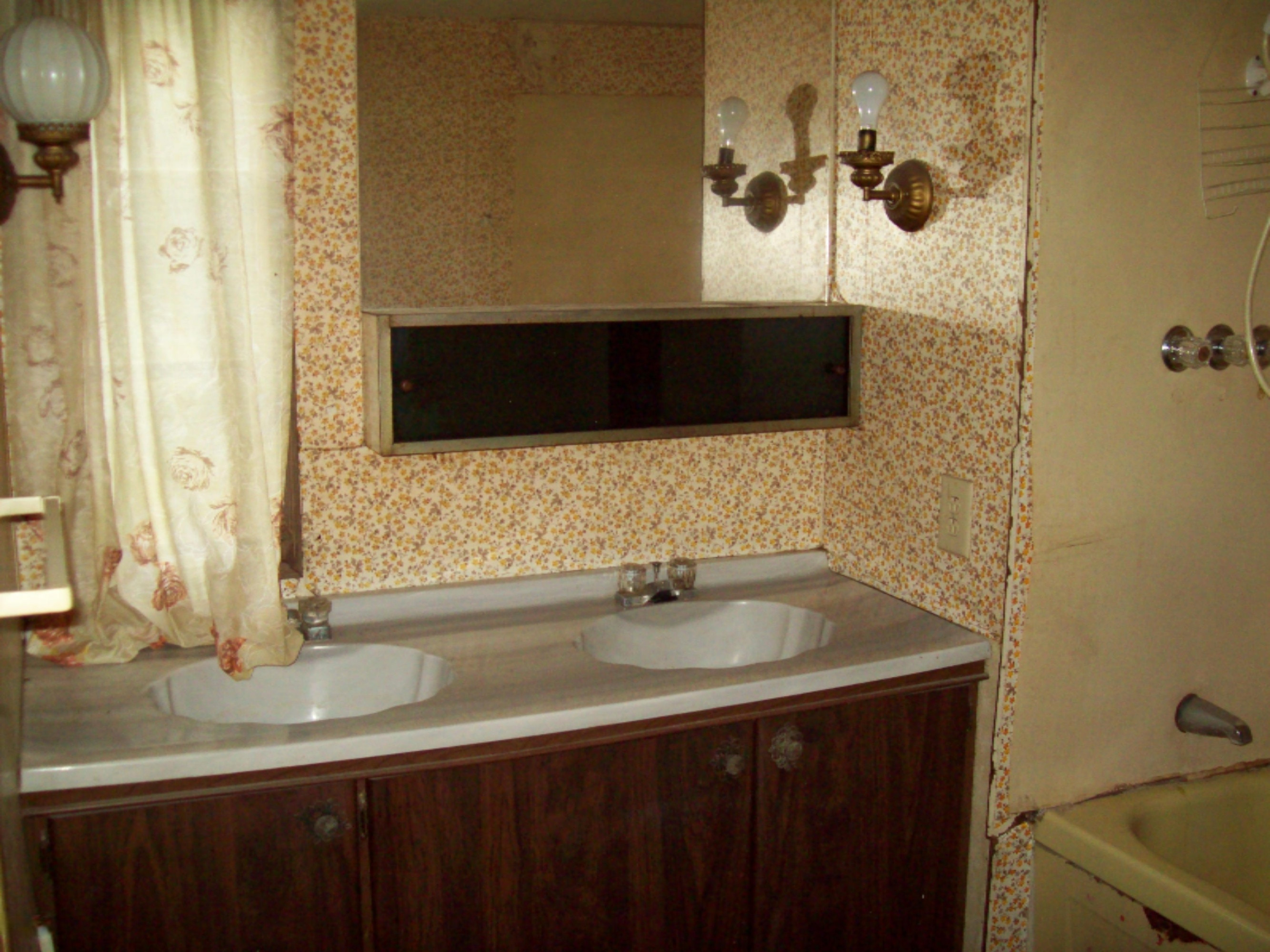 18330 State Line Road Edwardsburg, MI 49112 - Photo 2 of 4 Bathroom