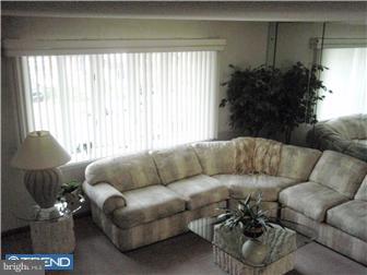 3576 Teton Road Philadelphia, PA 19154 - Photo 4 of 12 Living Room