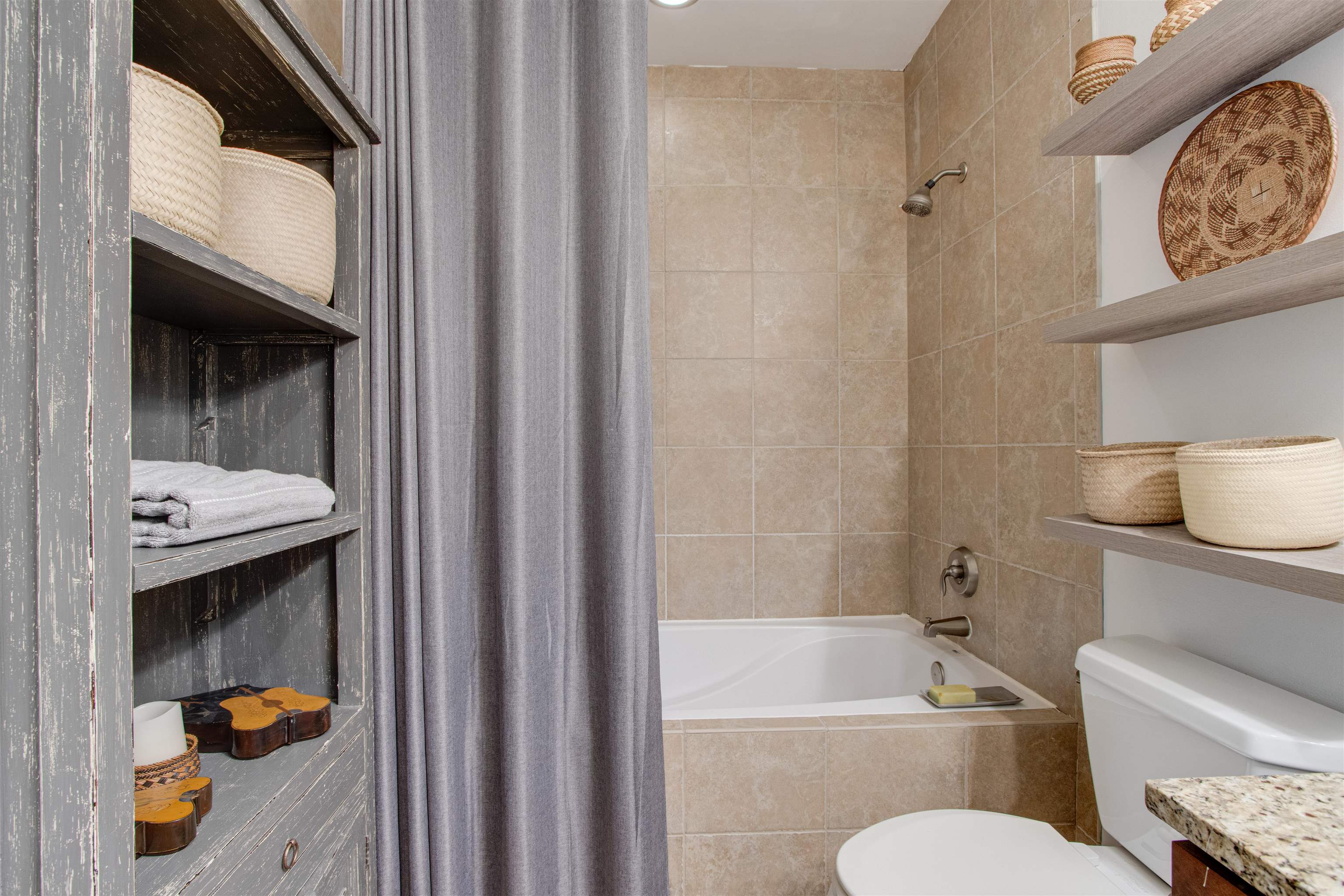 435 South Front Street, Unit 105 Memphis, TN 38103 - Photo 25 of 40 a bathroom with a toilet a sink and a bathtub
