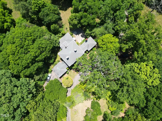 a park bench sitting in the middle of a yard