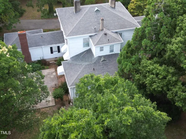 a view of a tree in the middle of a yard