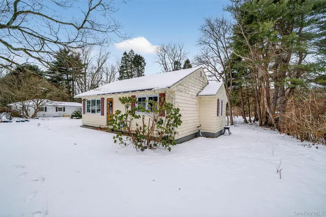 a view of a house with a yard and garage