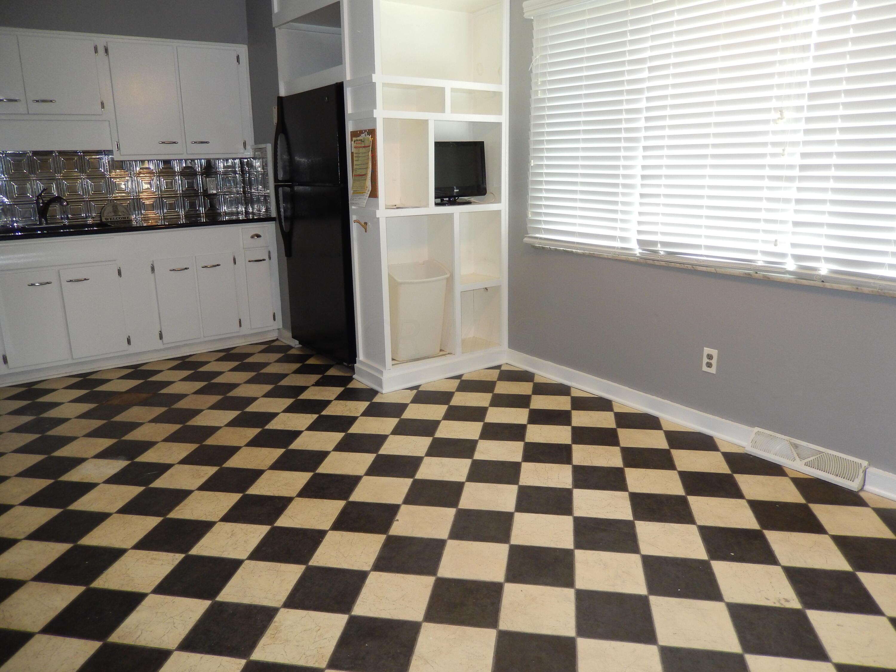 5587 Hazelwood Road Columbus, OH 43229 - Photo 16 of 47 Kitchen