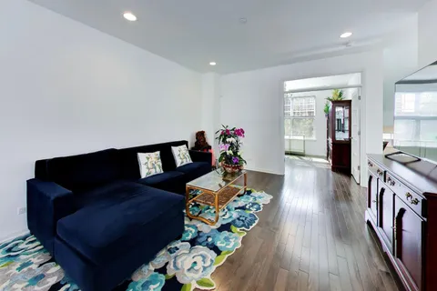 $499,900 | 810 Lexington Circle West, Des Plaines, IL 60016