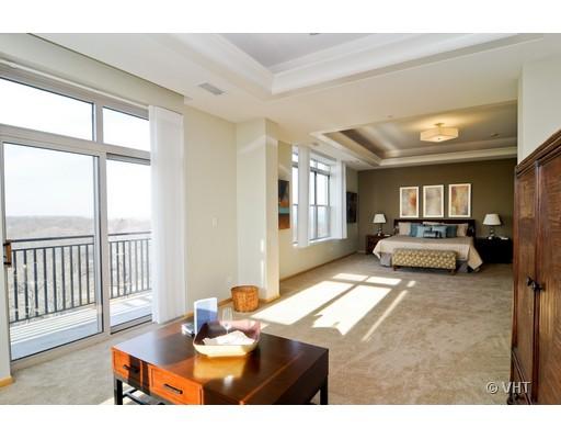 3535 Patten Road, Unit 7E Highland Park, IL 60035 - Photo 9 of 14 a living room with furniture and a large window