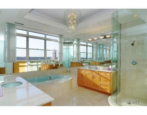3535 Patten Road, Unit 7E Highland Park, IL 60035 - Photo 10 of 14 a spacious bathroom with a large tub and shower
