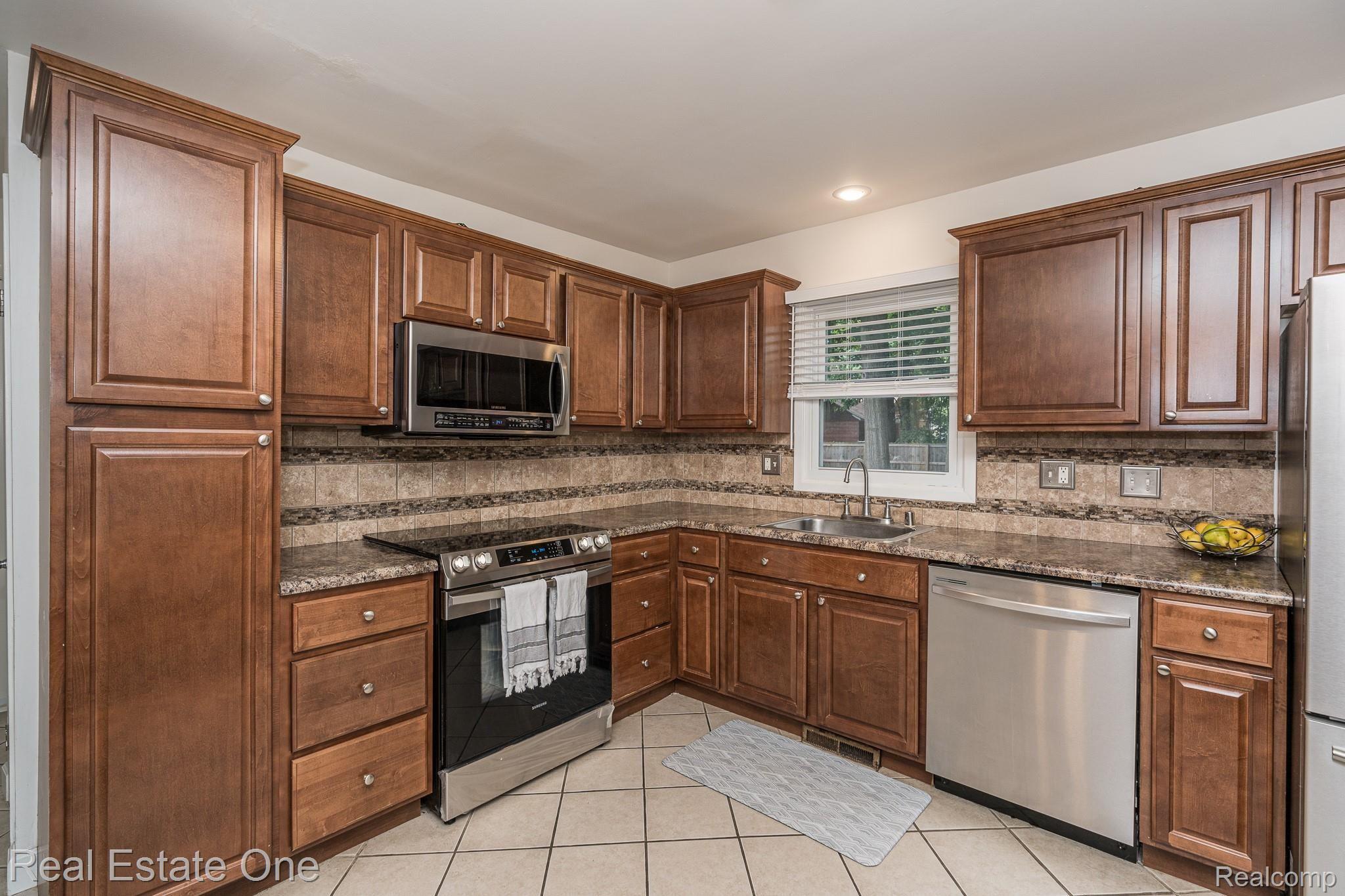 3268 Warick Road Royal Oak, MI 48073 - Photo 13 of 40 ALL NEW STAINLESS STEEL Appliances October 2020 stays with the home!